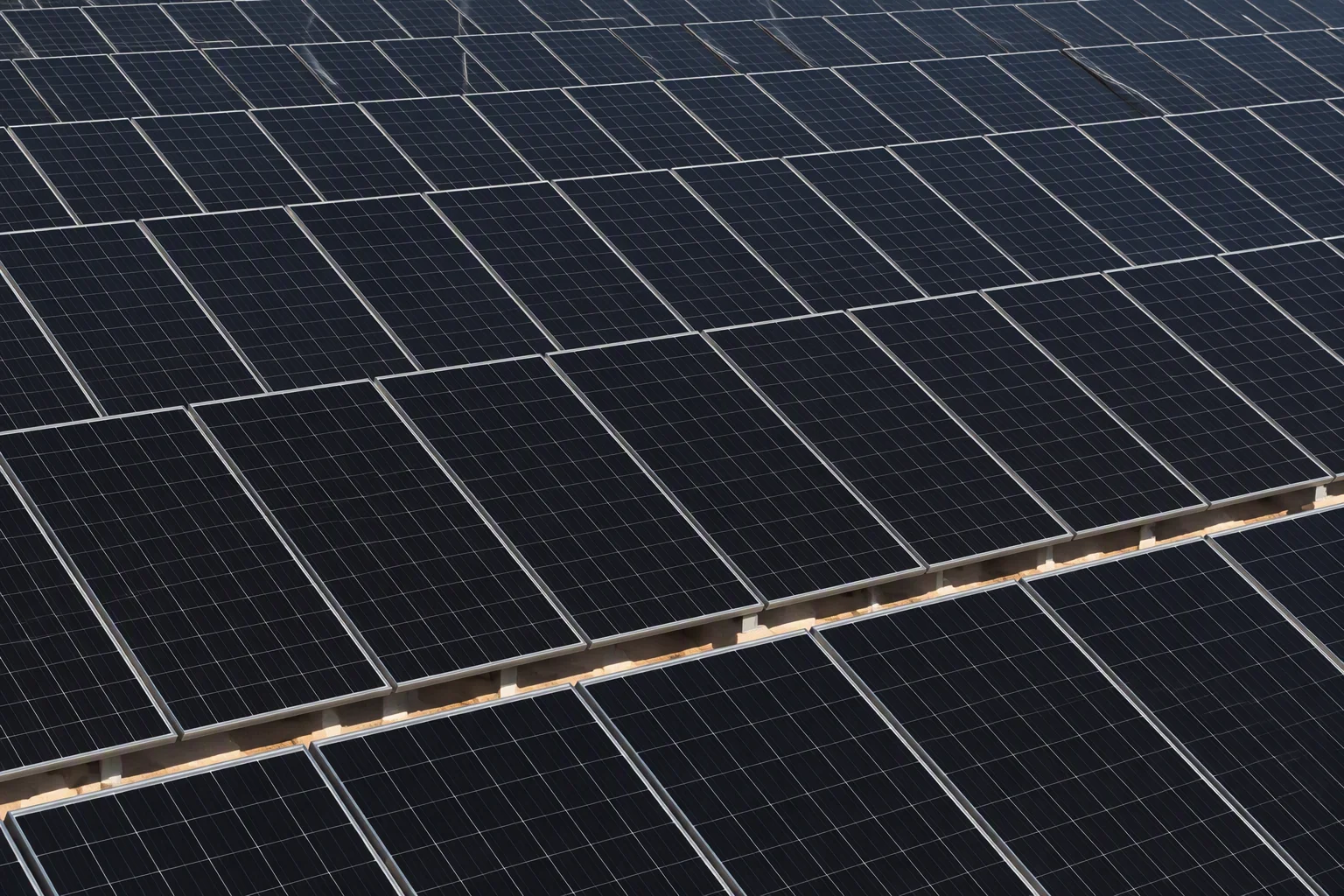 Near-black HJT modules in a desert array with heat haze